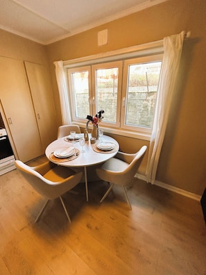 Phòng 3 tiện nghi đơn giản | Bếp riêng | Dụng cụ nấu nướng/bát dĩa/dao nĩa