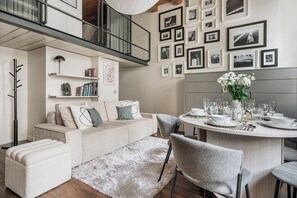 Leilighet – superior, byutsikt | Oppholdsområde | Flatskjerm-TV