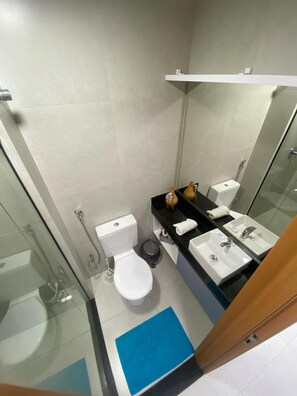 Comfort-Studio | Badezimmer | Dusche, Handtücher, Seife, Toilettenpapier