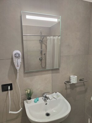 Ducha, artículos de tocador gratuitos, secador de pelo, batas