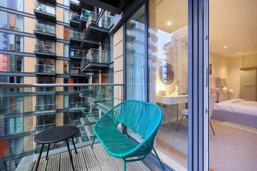 The Millharbour Retreat - Elegant 1bdr Flat With Balconies