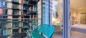The Millharbour Retreat - Elegant 1bdr Flat With Balconies