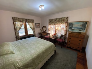 4 bedrooms, iron/ironing board, WiFi, bed sheets - 4BR Pocono home on Skytop property with access to many resort activities/dining (Skytop)