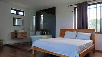 3 habitaciones, tabla de planchar con plancha, wifi y ropa de cama