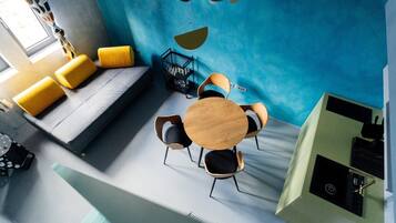 City-Apartment, 1 Doppelbett | Wohnbereich | Flachbildfernseher