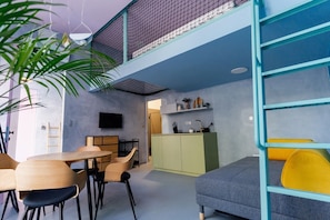Kaupunkihuoneisto, 1 parisänky, näköala pihalle | Oleskelualue | Taulutelevisio