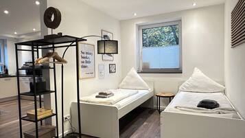 1 slaapkamer, een strijkplank/strijkijzer, reisbedje, wifi