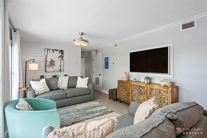 Smart TV, books - Upscale Dog Friendly and STEPS to the Beach! Spacious Modern Chic Condo! (New Smyrna Beach)