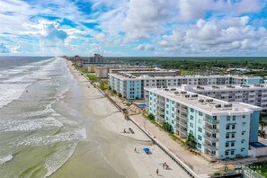 Nær stranden og strandhåndklær