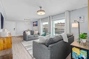 Smart TV, books - Upscale Dog Friendly and STEPS to the Beach! Spacious Modern Chic Condo! (New Smyrna Beach)