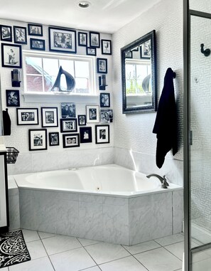 Poreamme, hiustenkuivaaja, pyyhkeet, saippua