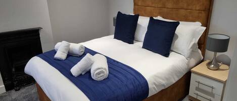 3 bedrooms, desk, soundproofing, iron/ironing board