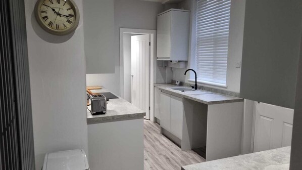 Fridge, oven, stovetop, electric kettle