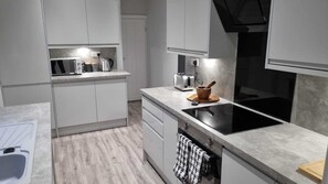 Frigorifero, forno, piano cottura, bollitore elettrico