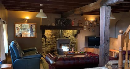 Charming 4-bedroom farmhouse in Pleugriffet with private swimming pool and WIFI