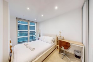 3 bedrooms, desk, iron/ironing board, free WiFi