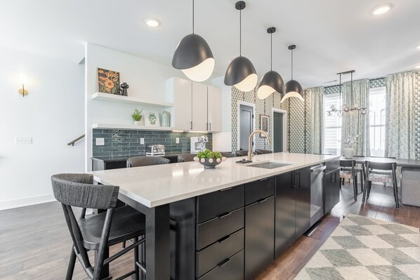 雪櫃、微波爐、焗爐、爐具