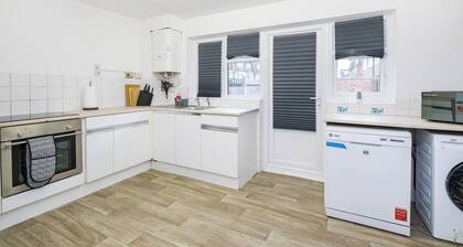 Newham Excel E16 - 3 bed 2.5 bath house w Free parking, 3 Bed 1.5 bath House with Parking Close to E