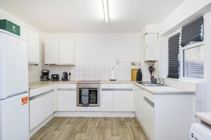 Kylskåp, mikrovågsugn, ugn och diskmaskin