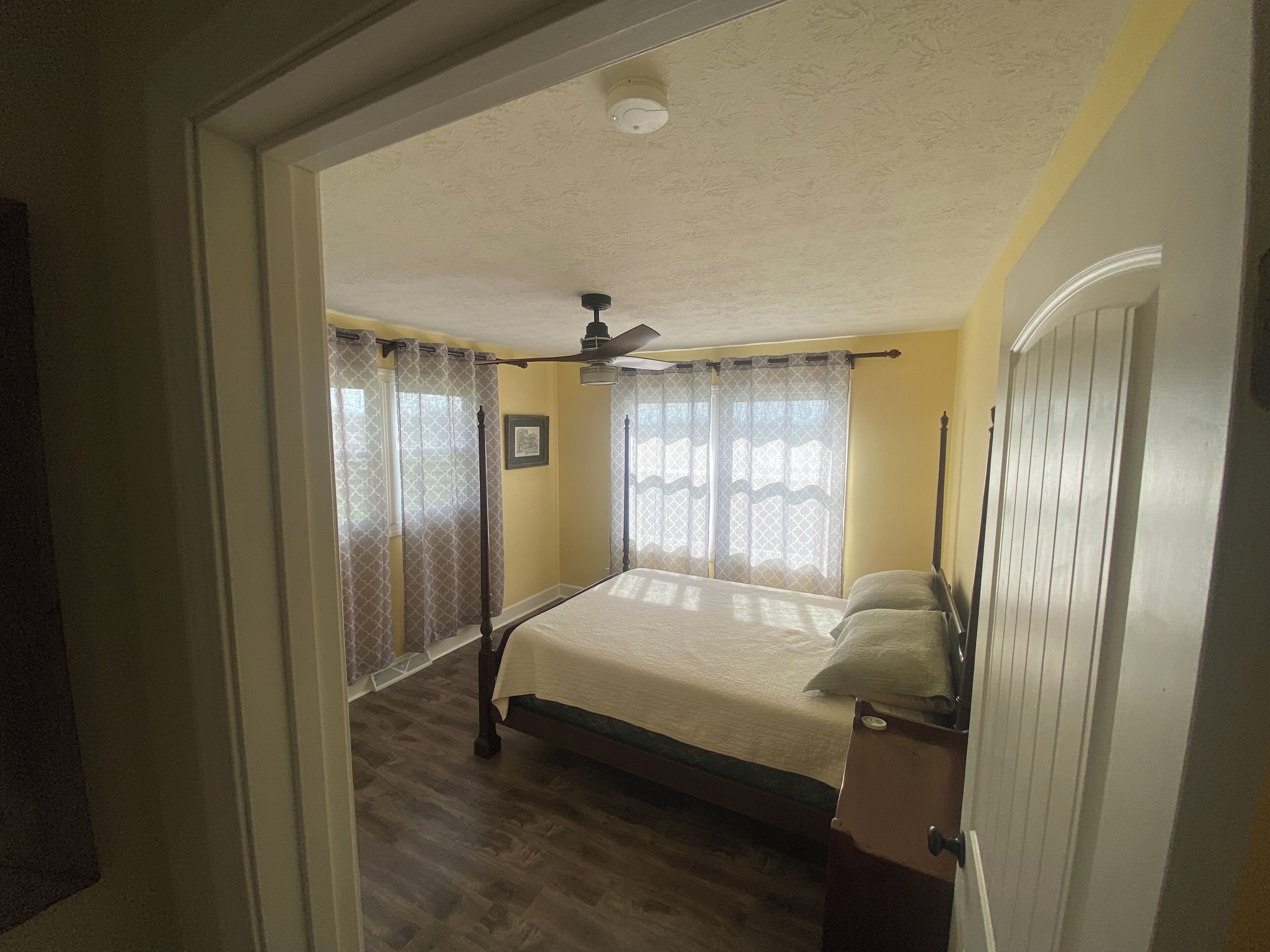 4 bedrooms, iron/ironing board, WiFi, bed sheets