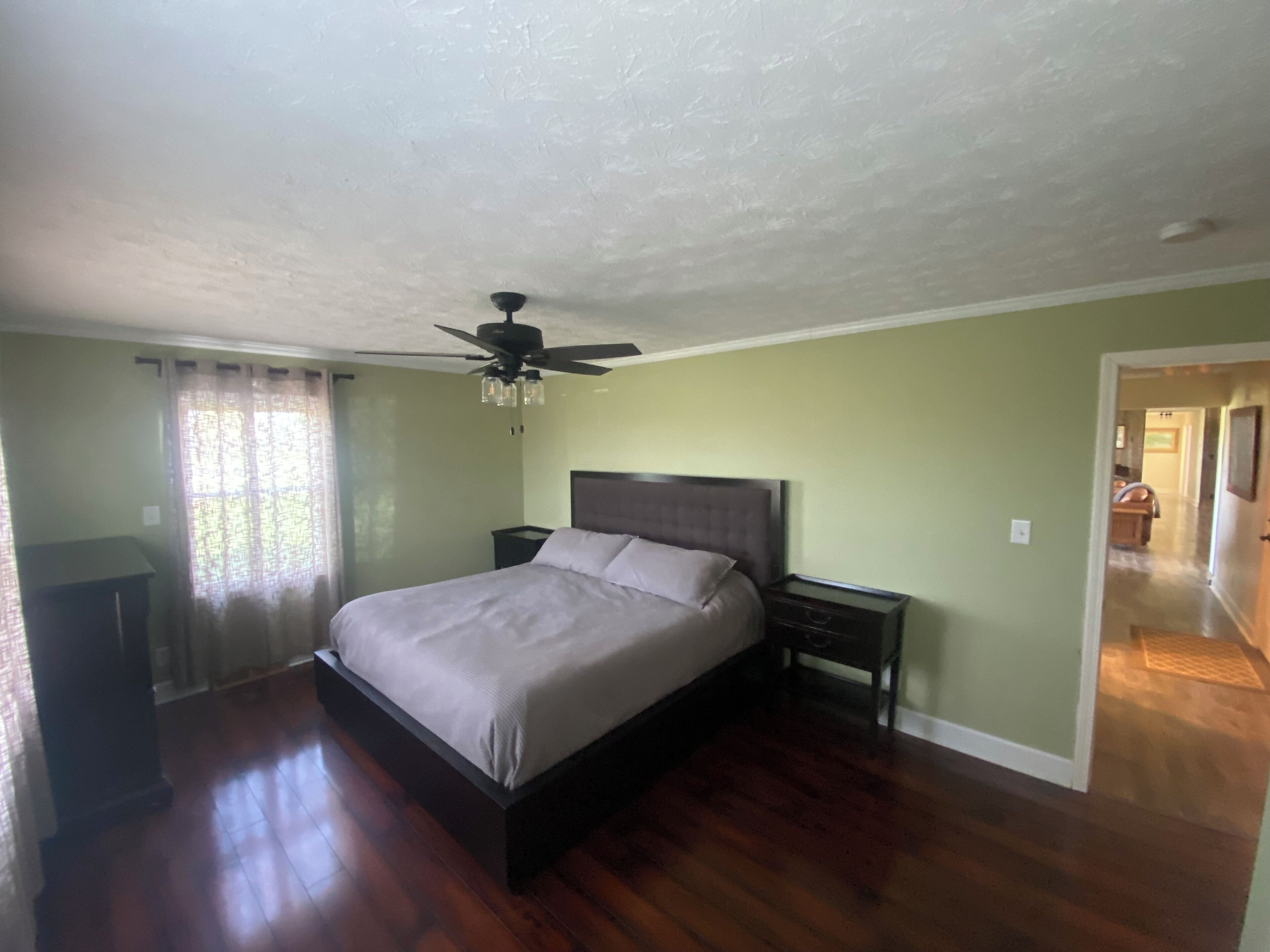 4 bedrooms, iron/ironing board, WiFi, bed sheets