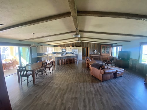  Beautiful 4-bedroom farmhouse in Lexington. Huge living room/kitchen.