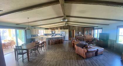 Beautiful 4-bedroom farmhouse in Lexington. Huge living room/kitchen.