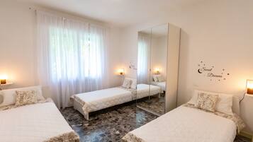 2 slaapkamers, een kluis op de kamer, een bureau