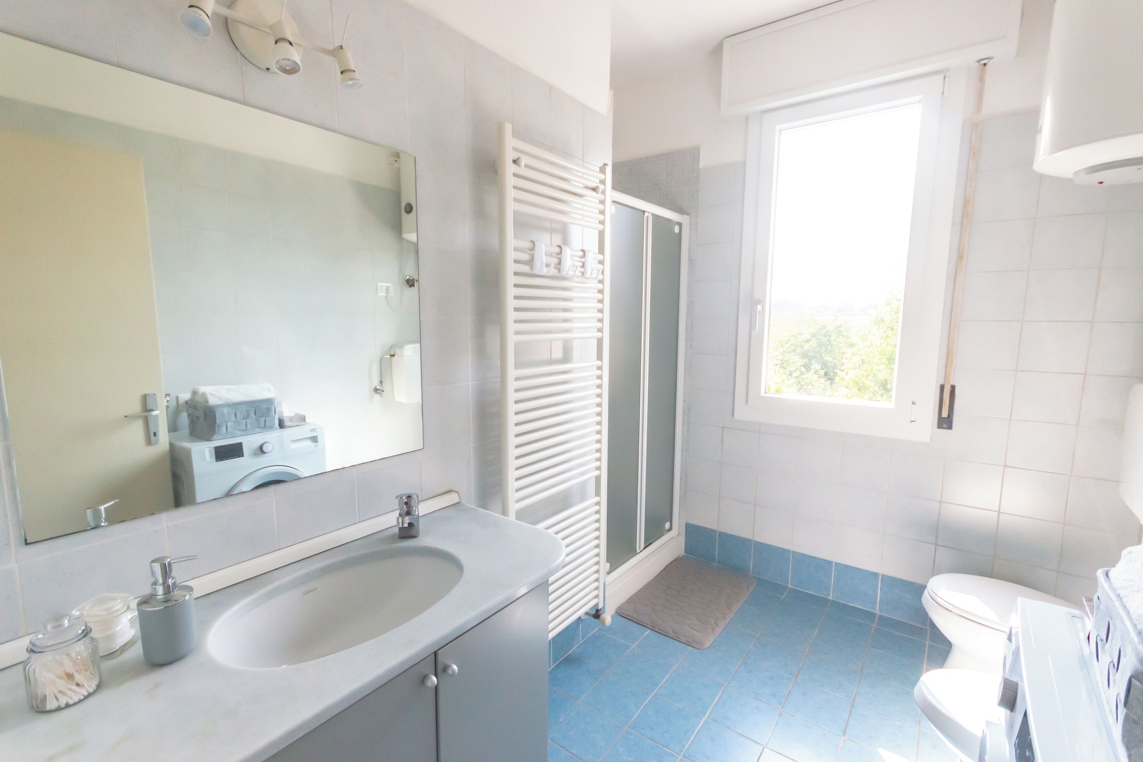 Haartrockner, Handtücher, Seife, Shampoo