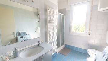 Een haardroger, handdoeken, zeep, shampoo