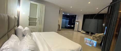 Rom – deluxe, balkong, byutsikt | Skrivebord, skrivebord for bærbar PC og strykejern/-brett