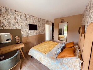 5 bedrooms, free WiFi, bed sheets