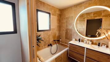 Regadera, jabón, papel de baño