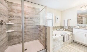 Douche, séchoir à cheveux, serviettes fournies, papier de toilette