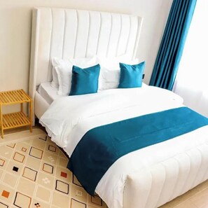 Bureau, espace de travail pour ordinateur portable, rideaux occultants