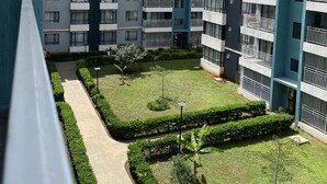Un edificio residenziale a più piani con balconi e un cortile interno.