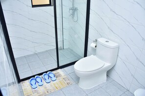 Shower, free toiletries, slippers, towels - ELEGANT APARTMENT JKIA (Syokimau)