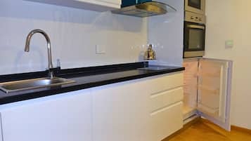 Mini-Kühlschrank, Mikrowelle, Ofen, Herdplatte