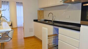 Estudi en suite | Cuina privada | Frigorífic petit, microones, forn i placa de cuina