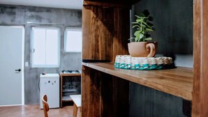 A kitchen area with a wooden shelf holding a woven basket and a potted plant. - Quiet stay near Zócalo · Wi-Fi · Terrace · Walkable · For 2 guest (Oaxaca de Juárez)