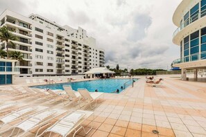 Pool - Shine Suites Studio (Miami)