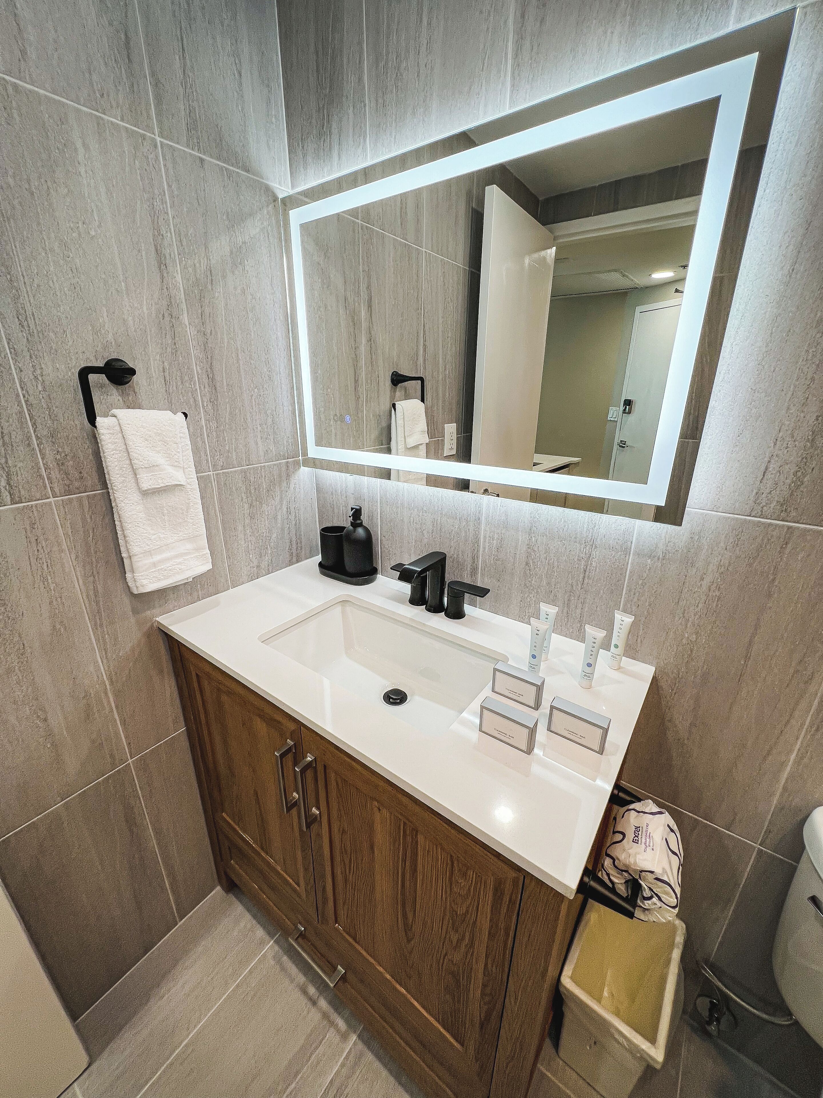 Secadora de cabello, toallas, jabón, papel de baño 