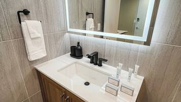 Secadora de cabello, toallas, jabón, papel de baño