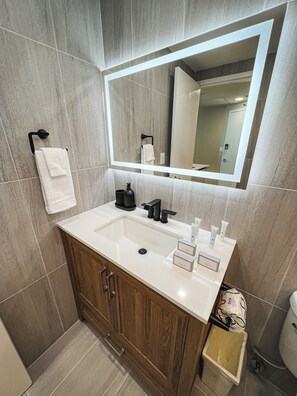 Hair dryer, towels, soap, toilet paper - Shine Suites Studio 409 (Miami)