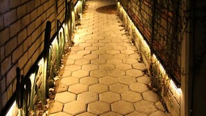 A narrow, illuminated alleyway with brick walls and a tiled floor. - Quiet stay near Zócalo · Wi-Fi · Terrace · Walkable · For 2 guest (Oaxaca de Juárez)