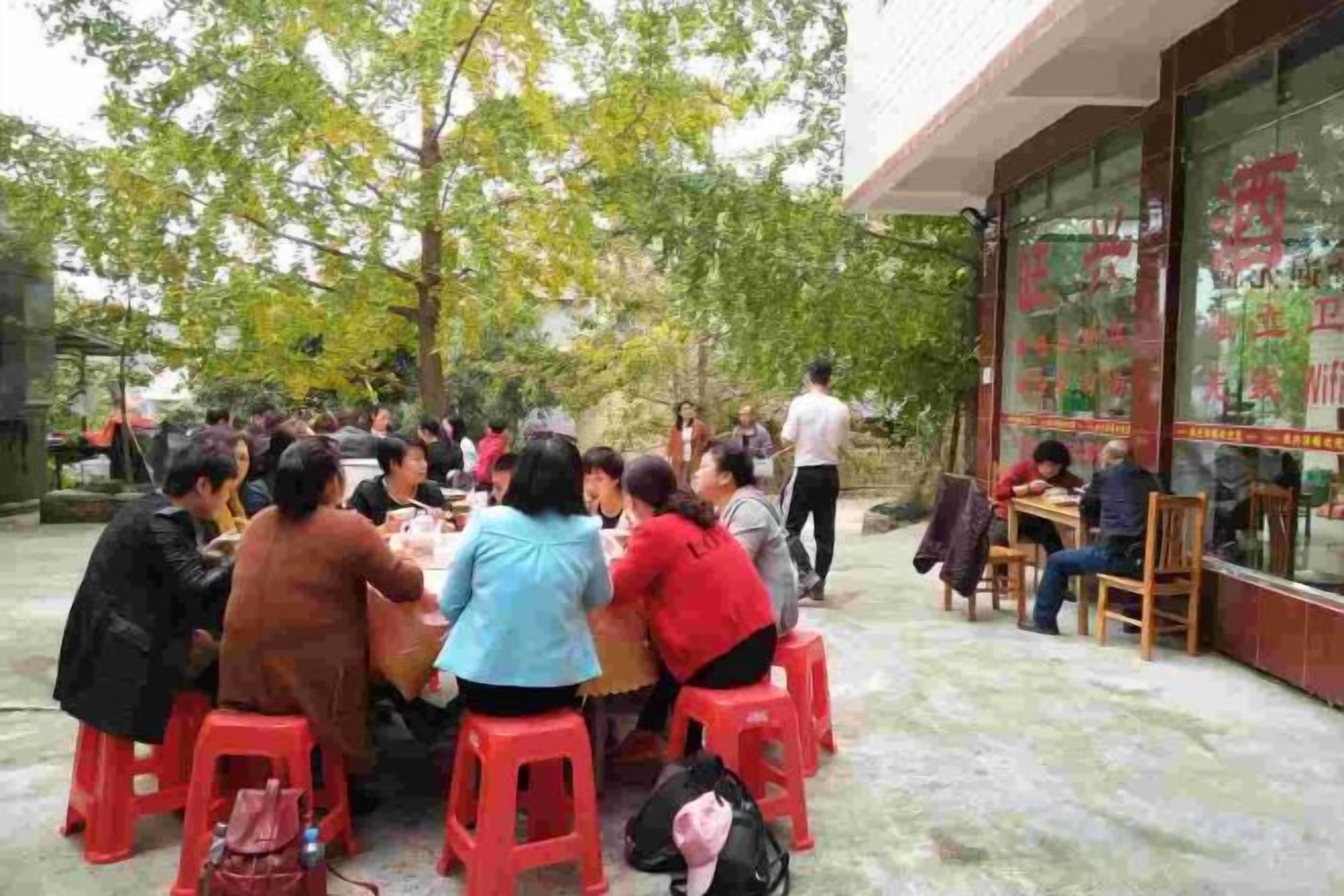 Tempat makan outdoor