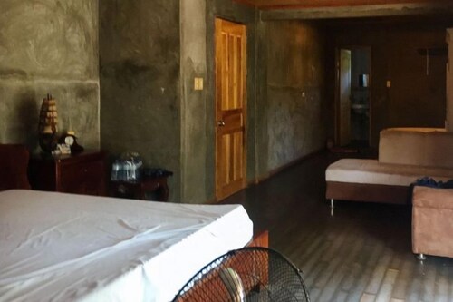 RedDoorz Hostel @ Madrias Pension House Isabela