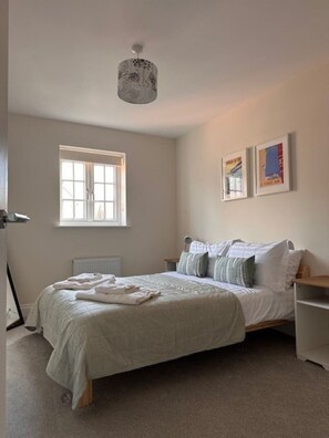 3 slaapkamers, een strijkplank/strijkijzer, gratis wifi, beddengoed