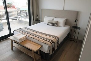 1 habitación, caja de seguridad en la habitación y escritorio 