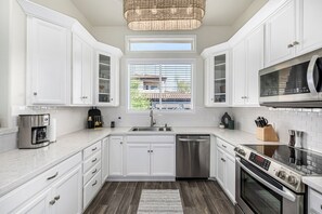 Fridge, microwave, oven, stovetop - New Property TPC Golf Course | 4 Beds | Golf Dream (Scottsdale)